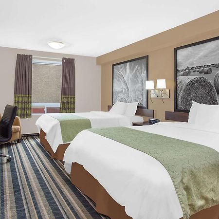 Super 8 By Wyndham Brandon Mb Motel Kültér fotó