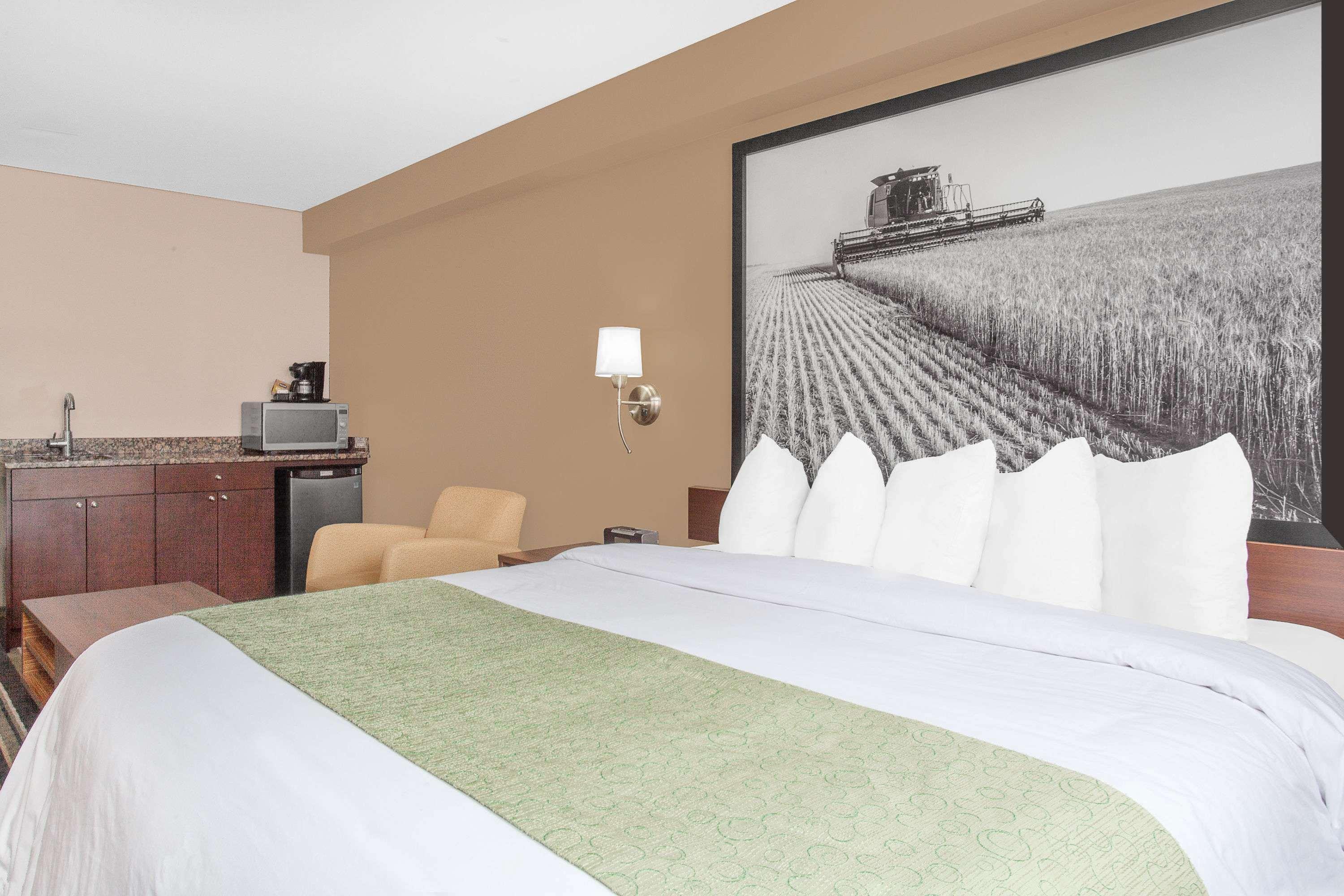 Super 8 By Wyndham Brandon Mb Motel Kültér fotó