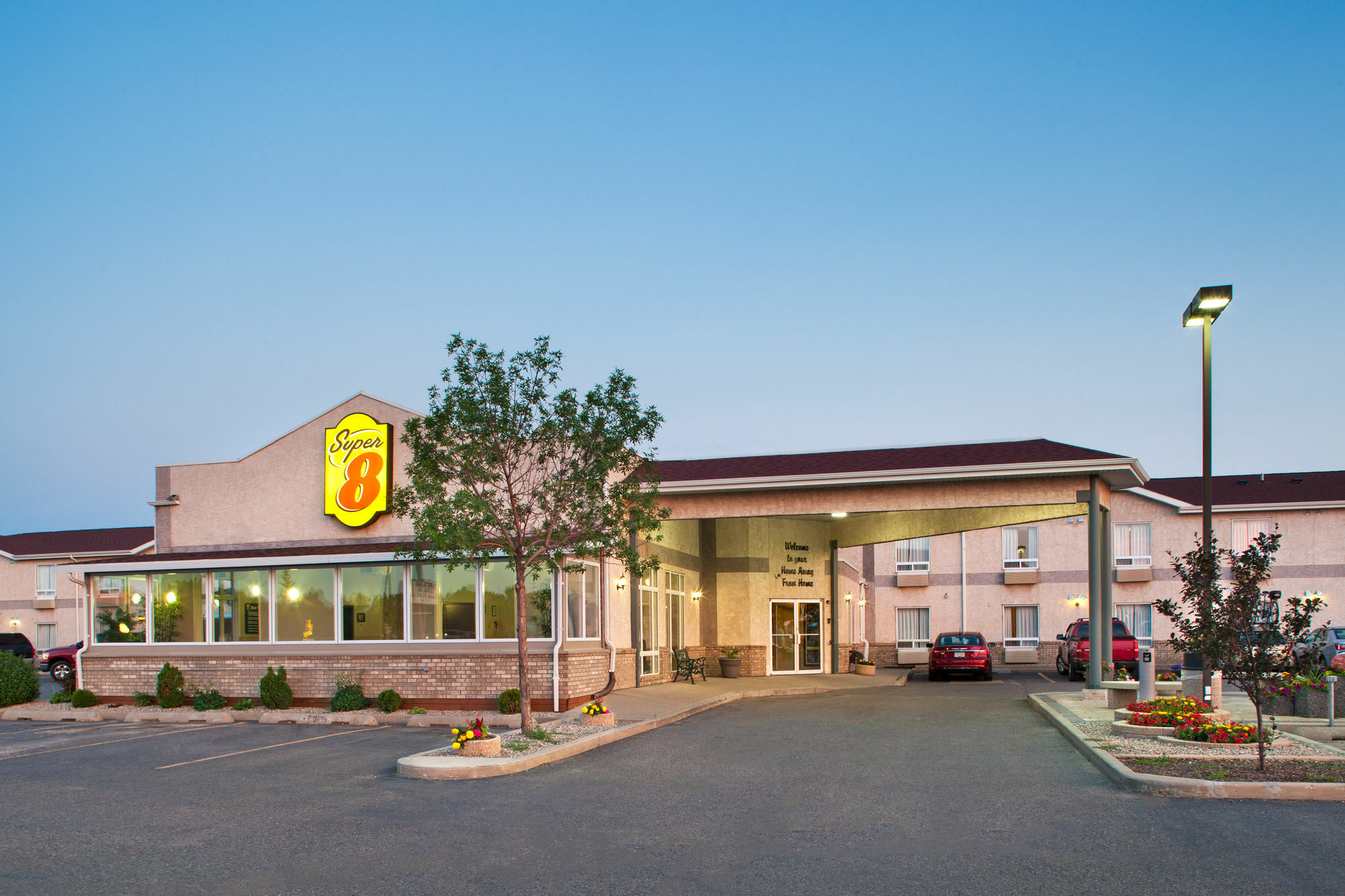 Super 8 By Wyndham Brandon Mb Motel Kültér fotó